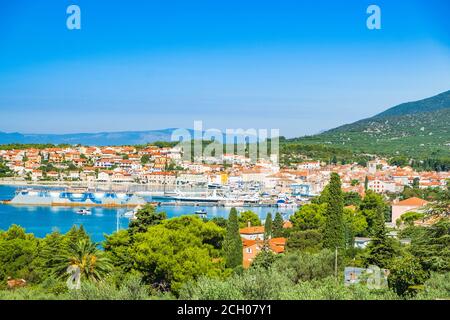 Vue panoramique sur la magnifique baie bleue, le port de plaisance et la ville de Cres sur l'île de Cres en Croatie Banque D'Images