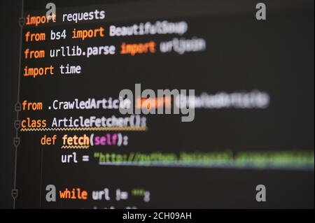 New york, Etats-Unis - 13 septembre 2020 : démarrage du code de programmation sur l'écran de l'ordinateur vue rapprochée Banque D'Images