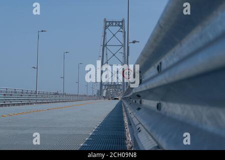 Vue sur le pont Hercilio Luz et l'océan Atlantique. Il relie le continent à l'île de Florianópolis. . Carte postale et symbole de la ville, le Banque D'Images