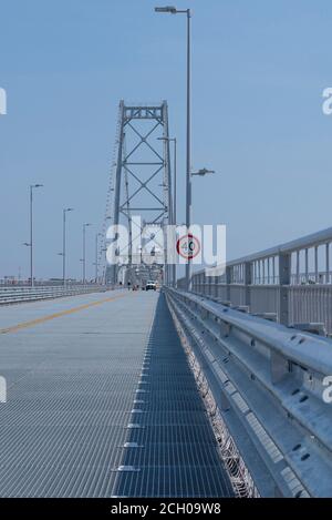 Vue sur le pont Hercilio Luz et l'océan Atlantique. Il relie le continent à l'île de Florianópolis. . Carte postale et symbole de la ville, le Banque D'Images