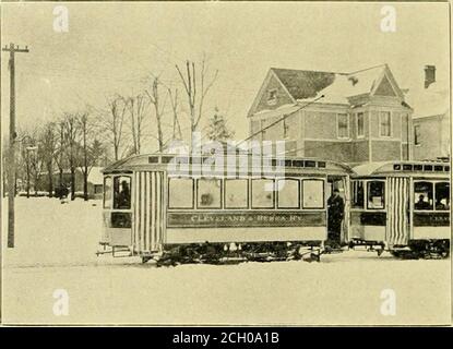 . La revue de chemin de fer de rue. CLEVELAND UN TRAIN DE BEREA. Est à perte de dire où Elyria cesse et Clevelandcommence. De nombreuses routes dans les villes ont des lignes extérieures qui montrent moins de peuplement. Naturellement cela fournit un montant de revenu en plus du voyage à travers, qui est lourd. La course de vingt-et-un miles est de madein une heure, et même cette fois pourrait bientôt être réduite.en plus des passagers, l'American Express ont un a. shaded b} gigantesque elmes et des temples. Le chemin de l'auteur est dense pour un quartier rural, et le visiteur CLEVELAND * ELYRIA TRAIN. Bon service de collecte et de distribution Banque D'Images