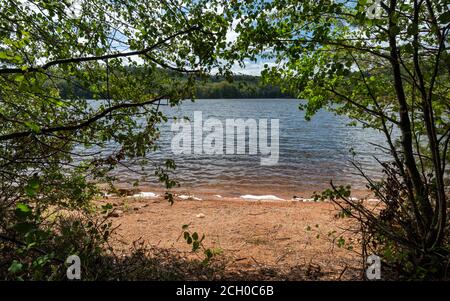 Vue sur le lac Saint-Agnan situé dans la zone protégée du Parc naturel régional du Morvan, département de Nièvre, FRANCE. Banque D'Images