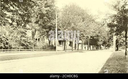 . Le journal de chemin de fer de rue . cents (6 pour 25 cents) avec transferts universels sur le système pour un seul tarif. Ce système, construit en vertu des conditions de franchise susmentionnées, était la propriété de la Detroit Railway Company. Thiswill sera désigné ci-après dans cet article comme la ligne à faible taux de fait, et constitue ce qui est communément appelé la route 3-centrifare. Avant la construction de ce svstem le. VUE SUR L'UN DES services de RUES RÉSIDENTIELLES étroites de DETROITS sur chaque division. Le surintendant de Motivepower est responsable de l'exploitation de toutes les maisons électriques, de l'entretien du matériel roulant et de la repa Banque D'Images