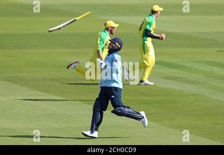 Jason Roy, en Angleterre, réagit à la course de Marcus Stoinis, en Australie, lors du deuxième match de l'ODI du Royal London à Emirates Old Trafford, Manchester. Banque D'Images