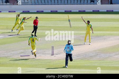 Jason Roy, en Angleterre, réagit à la course de Marcus Stoinis, en Australie, lors du deuxième match de l'ODI du Royal London à Emirates Old Trafford, Manchester. Banque D'Images