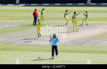 Jason Roy, en Angleterre, réagit à la course de Marcus Stoinis, en Australie, lors du deuxième match de l'ODI du Royal London à Emirates Old Trafford, Manchester. Banque D'Images