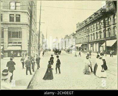 . Livre du bleu royal . PONT SUSPE3SISI0N. CONVENTIONS NATIONALES DE CINCINNATI DE 1909. MAIN STREET, EN REGARDANT VERS L'OUEST DEPUIS LA QUATRIÈME RUE, louisville convention avec le généreux Hospitahtyfor dont il est bien connu. De nombreuses stations de loisirs sur les collines et la rivière Ohio en font une ville charmante à visiter au début des mois d'été. Louisville divertira l'ordre arabe antique du sanctuaire Mysticshrine du Conseil de l'ImperialCouncil, le 8 juin, et aura également la Convention baptiste du Sud au début du mois de mai. Louisville, comme Cincinnati, sur la rivière OhioRiver, est au centre de toutes les parties de l'unité Banque D'Images