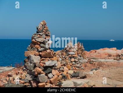 Côte de la Sardaigne: Roches rouges typiques et falaises près de la mer à Arbatax; Italie Banque D'Images