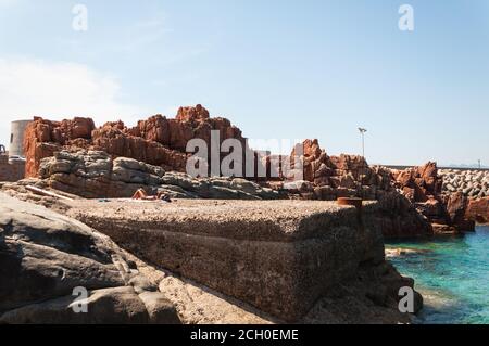 Côte de la Sardaigne: Roches rouges typiques et falaises près de la mer à Arbatax; Italie Banque D'Images