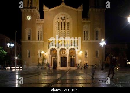 ATHÈNES, GRÈCE - AOÛT 13 2016 : vue nocturne de la place de la Mitropolis à Athènes, avec cathédrale d'Annonciation Banque D'Images