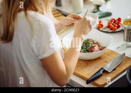 Accueil cuisine confortable chef verse du sel sur la viande de porc ou de boeuf avec barbecue concept ou une viande saine vie shot Banque D'Images