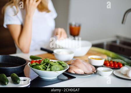 Salade fraîche au thon, tomates, oeufs, la roquette et la moutarde sur fond texturé Blanc close up. Alimentation saine. Banque D'Images