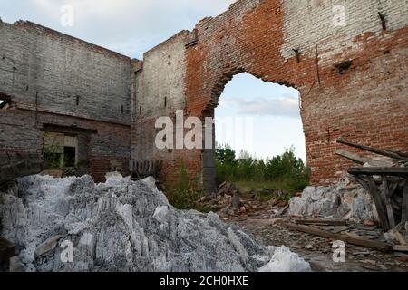 murs détruits d'un vieux bâtiment en briques, ruines Banque D'Images