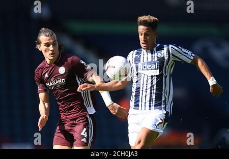 Caglar Soyuncu de Leicester City (à gauche) et Callum Robinson de West Bromwich Albion se battent pour le ballon lors du match de la Premier League aux Hawthorns, West Bromwich. Banque D'Images