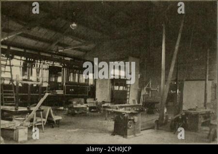 . Le chemin de fer de rue révision . et les essieux de sous les voitures. Le magasin de menuisier est équipé d'un 30-in. Planer et jointer Oliverhand, un banc de scie Oliver et (inc tour en bois. Le magasin est conduit par un moteur de shunter Westinghouse à droite et est éclairé par des lampes à arc. La société a été foringrolling sur un tour et obtenir de bons résultats, et de SAV-ing l'investissement, d'une meuleuse. Rolling stock. Le matériel roulant de la société se compose de 19 voitures de compagnie, de trois voitures express, d'une voiture de ligne et d'une voiture de travail. Dix des voitures de tourisme sont des voitures de tourisme et fumeurs, 45 pieds de long, Banque D'Images