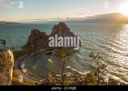 Lac Baikal en été. Vue panoramique sur un magnifique coucher de soleil sur l'île d'Olkhon pendant une tempête. Surfez dans la baie près du rocher de Shamanka. Banque D'Images