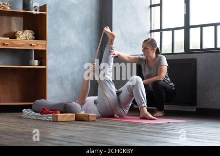 Homme faisant un exercice de yoga pour étirer les jambes. Banque D'Images