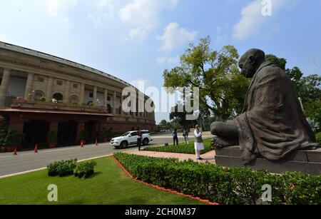 New Delhi, Inde. 13 septembre 2020. Une vue de la Maison du Parlement indien avant la session de la Monsoon, à New Delhi. Le Parlement est entièrement préparé pour la session de la Monsoon de 18 jours du lundi 14 septembre 2020, sous l'ombre de la pandémie du coronavirus avec de nombreuses premières, y compris la séance des deux chambres en quarts sans aucune journée de repos, Inscription uniquement à ceux qui ont un rapport négatif COVID-19 et le port obligatoire de masques. Credit: PRASOU/Alamy Live News Banque D'Images