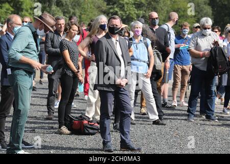 Weimar, Allemagne. 13 septembre 2020. Bodo Ramelow (M, Die Linke), ministre-président de la Thuringe, se tient avec les participants d'une marche commémorative sur l'ancienne gare de l'ancien camp de concentration de Buchenwald. 'La marche vers Buchenwald' a lieu à l'occasion du 75e anniversaire de la libération du camp de concentration de Buchenwald. Credit: Bodo Schackow/dpa-Zentralbild/dpa/Alay Live News Banque D'Images