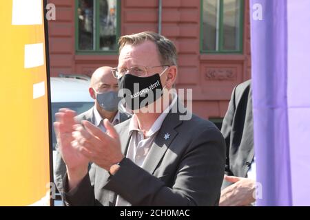 Weimar, Allemagne. 13 septembre 2020. Bodo Ramelow (Die Linke), ministre-président de la Thuringe, se trouve sur la place de la station de l'ancien camp de concentration de Buchenwald et porte une couverture en bouche et nez avec l'inscription « racisme tue ». C'est là que l'action commémorative « Der Gang nach Buchenwald » (« la promenade de Buchenwald ») a commencé à l'occasion du 75e anniversaire de la libération du camp de concentration de Buchenwald. Credit: Bodo Schackow/dpa-Zentralbild/dpa/Alay Live News Banque D'Images