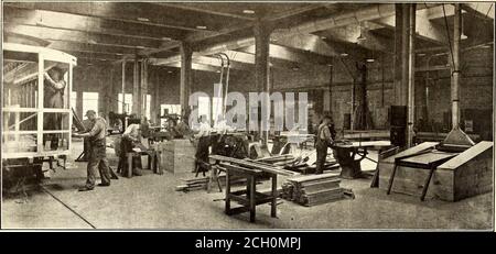 . Journal de chemin de fer électrique . MAGASINS ROCK ISLAND : BOUTIQUE CARPENTER ET MOULIN À BOIS AVEC OUTILS À MOTEUR VIDED POUR LE RANGEMENT DU RASAGE. La salle de colle est dotée d'un tour avec balançoire de 16 in., centres de 8 ft., et des gluepots qui sont chauffés au gaz. Une température de 80 deg. Fahr. Est prévue pour cette pièce. Le magasin de peinture est d'environ 100 pi x 54 pi, avec les salles de mélange de peinture et de sash-and-porte d'un côté.ces salles, ainsi que la salle d'armature et la salle de cur-tain et de caisse, sont séparées du magasin de peinture par des cloisons de grille en fer. L'atelier de machines est d'environ 95 pi x 75 pi, et la baie adjacente à ceci s Banque D'Images