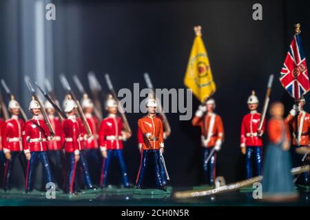 Figurines de jeu de soldats de l'armée britannique marchant en formation sur exposition dans le musée Banque D'Images