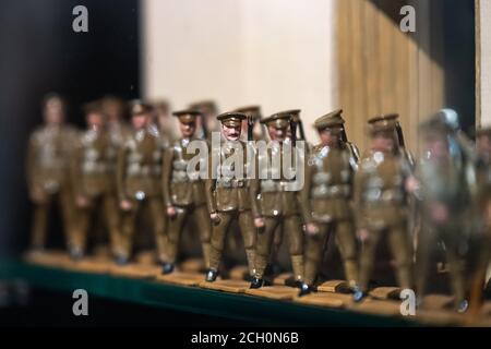 Figurines de jeu de soldats de l'armée britannique marchant en formation sur exposition dans le musée Banque D'Images