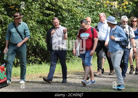 Weimar, Allemagne. 13 septembre 2020. Bodo Ramelow (Die Linke, 2e à partir de la gauche), Ministre Président de la Thuringe, marche avec les participants d'une marche commémorative le long de la 'Galgenweg' jusqu'à l'ancienne gare du camp de concentration de Buchenwald. 'La marche vers Buchenwald' a lieu à l'occasion du 75e anniversaire de la libération du camp de concentration de Buchenwald. Credit: Bodo Schackow/dpa-Zentralbild/dpa/Alay Live News Banque D'Images