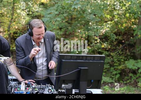 Weimar, Allemagne. 13 septembre 2020. Bodo Ramelow (Die Linke), ministre-président de la Thuringe, parle en direct avec les survivants de l'ancien camp de concentration de Buchenwald. A l'occasion du 75e anniversaire de la libération du camp de concentration de Buchenwald, l'action commémorative « Der Gang nach Buchenwald » (la marche vers Buchenwald) a également eu lieu. Credit: Bodo Schackow/dpa-Zentralbild/dpa/Alay Live News Banque D'Images