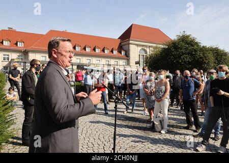 Weimar, Allemagne. 13 septembre 2020. Bodo Ramelow (Die Linke), ministre-président de la Thuringe, s'exprime sur la place de la gare. C'est là que commence l'action commémorative « Der Gang nach Buchenwald » (la promenade de Buchenwald) à l'occasion du 75e anniversaire de la libération du camp de concentration de Buchenwald. Credit: Bodo Schackow/dpa-Zentralbild/dpa/Alay Live News Banque D'Images