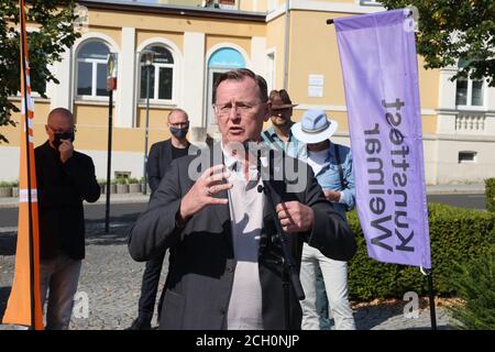 Weimar, Allemagne. 13 septembre 2020. Bodo Ramelow (Die Linke), ministre-président de la Thuringe, s'exprime sur la place de la gare. C'est là que commence l'action commémorative « Der Gang nach Buchenwald » (la promenade de Buchenwald) à l'occasion du 75e anniversaire de la libération du camp de concentration de Buchenwald. Credit: Bodo Schackow/dpa-Zentralbild/dpa/Alay Live News Banque D'Images