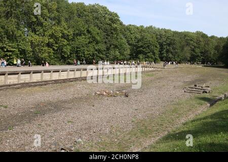 Weimar, Allemagne. 13 septembre 2020. Les participants à une marche commémorative se trouvent sur le terrain de l'ancienne gare du camp de concentration de Buchenwald. 'La marche vers Buchenwald' a lieu à l'occasion du 75e anniversaire de la libération du camp de concentration de Buchenwald. Credit: Bodo Schackow/dpa-Zentralbild/dpa/Alay Live News Banque D'Images