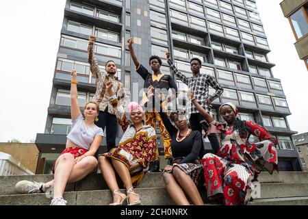 Édimbourg, Écosse, Royaume-Uni. 13 septembre 2020. Les membres du mouvement saccagé célèbrent à l'extérieur du bâtiment anciennement connu sous le nom de David Hume Tower à George Square, sur le campus de l'université d'Édimbourg. Les membres du mouvement sont tous des étudiants de l'Université d'Edimbourg et ont demandé au comité de diversité et d'inclusion (EDI) de l'Université de faire enlever le nom de Hume en raison de ses vues historiques prétendument racistes. La tour a été rebaptisée 40 George Square. Iain Masterton/Alay Live News Banque D'Images