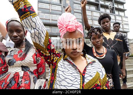 Édimbourg, Écosse, Royaume-Uni. 13 septembre 2020. Les membres du mouvement saccagé célèbrent à l'extérieur du bâtiment anciennement connu sous le nom de David Hume Tower à George Square, sur le campus de l'université d'Édimbourg. Les membres du mouvement sont tous des étudiants de l'Université d'Edimbourg et ont demandé au comité de diversité et d'inclusion (EDI) de l'Université de faire enlever le nom de Hume en raison de ses vues historiques prétendument racistes. La tour a été rebaptisée 40 George Square. Iain Masterton/Alay Live News Banque D'Images