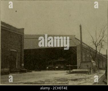 . Le chemin de fer de rue révision . voies wa-de 2 pi. À 4 pi. D'épaisseur. La Milwaukee Kloctric Kailway & 1-ight Co. A signalé CLIFR-culty sur sa ligne Kenosha et racine janvier iglh, quand une voiture et des passagers étaient enrachés dans la neige 13 heures, et de nouveau le 3rdtraving sur la même ligne a été complètement bloqué par la neige. La Auburn & Syracuse Electric Railroad Co. A dû abandonner•raflic sur la plus grande partie de sa ligne de janvier igtii à Jannary 22nd, en raison de la neige, bien qu'elle courait des voitures entre .au-burn et Skaneateles plus ou moins souvent. .encore le 3 février: La ligne de be a été liée. Pendant deux jours, le Banque D'Images