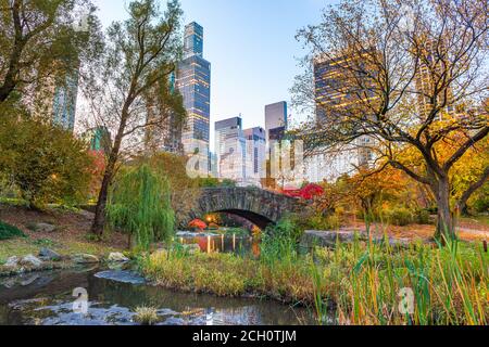 New York, New York, Etats-Unis depuis Central Park au crépuscule pendant la saison d'automne. Banque D'Images
