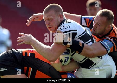 Brad Fash du FC Hull est attaqué par Liam Watts de Castleford Tigers lors du match de la Super League de Betfred au stade totalement Wicked, St Helens. Banque D'Images