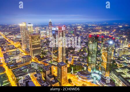 Francfort ; Allemagne paysage urbain d'en haut à la tombée de la nuit. Banque D'Images