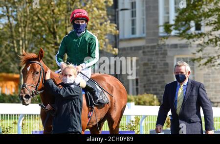 Cayenne Pepper criblé par le jockey Shane Foley avec Jodie Perry et Eamon Leigh (à droite) après avoir remporté les joyaux de Moyantis Blandford Stakes (Groupe 2 au cours du deuxième jour du week-end des champions irlandais de Longines à l'hippodrome de Curragh. Banque D'Images