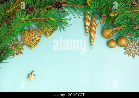 Décoration de Noël. Branche arbre de noël, boules de noël et étoile de chrismas. Tons froids. Nouvelle année. Vue de dessus, plan d'appartement Banque D'Images