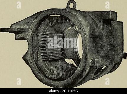 . Traction électrique et ingénierie de la transmission . un nombre minimal de spires d'ampère. L'armature réactive E.M.F., EA, n'est pas essentialto le fonctionnement du moteur, et peut être neutralisée par l'utilisation d'enroulements de compensation, et cette caractéristique des moteurs de série à courant alternatif est très importante. L'enroulement de compensation est intégré dans les fentes des faces polaires, comme illustré sur la Fig. 15, qui représente un moteur ferroviaire monophasé compensé à quatre pôles de West-inghouse avec son armature et ses enroulements de champ retirés. Le nombre de tours de l'enroulement de compensation est réglé sur soa pour configurer un magnéto Banque D'Images