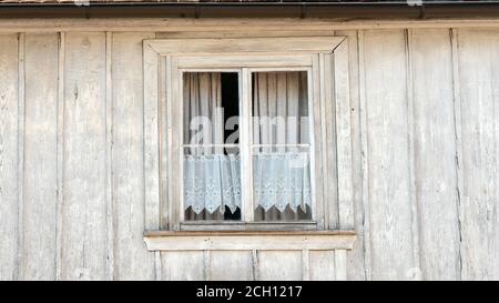 Façade d'une ancienne maison avec rideaux sur la fenêtre Banque D'Images