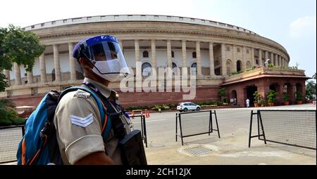 New Delhi, Inde. 13 septembre 2020. Le personnel de sécurité portant des masques et des masques patrouillent dans les locaux de la Maison du Parlement, à New Delhi. Le Parlement est entièrement préparé pour la session de la Monsoon de 18 jours du lundi 14 septembre 2020, sous l'ombre de la pandémie du coronavirus, avec de nombreuses premières, y compris la séance des deux chambres sans aucune journée de repos, l'entrée seulement à ceux qui ont un rapport négatif COVID-19 et le port obligatoire de masques. Credit: PRASOU/Alamy Live News Banque D'Images