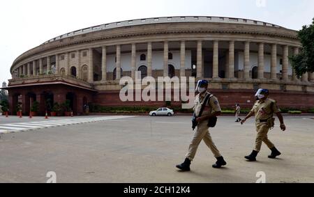 New Delhi, Inde. 13 septembre 2020. Le personnel de sécurité portant des masques et des masques patrouillent dans les locaux de la Maison du Parlement, à New Delhi. Le Parlement est entièrement préparé pour la session de la Monsoon de 18 jours du lundi 14 septembre 2020, sous l'ombre de la pandémie du coronavirus, avec de nombreuses premières, y compris la séance des deux chambres sans aucune journée de repos, l'entrée seulement à ceux qui ont un rapport négatif COVID-19 et le port obligatoire de masques. Credit: PRASOU/Alamy Live News Banque D'Images