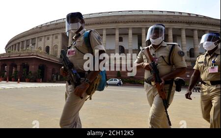 New Delhi, Inde. 13 septembre 2020. Le personnel de sécurité portant des masques et des masques patrouillent dans les locaux de la Maison du Parlement, à New Delhi. Le Parlement est entièrement préparé pour la session de la Monsoon de 18 jours du lundi 14 septembre 2020, sous l'ombre de la pandémie du coronavirus, avec de nombreuses premières, y compris la séance des deux chambres sans aucune journée de repos, l'entrée seulement à ceux qui ont un rapport négatif COVID-19 et le port obligatoire de masques. Credit: PRASOU/Alamy Live News Banque D'Images