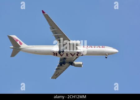 Qatar Airways (est le transporteur public du Qatar), Airbus A330-302 Banque D'Images