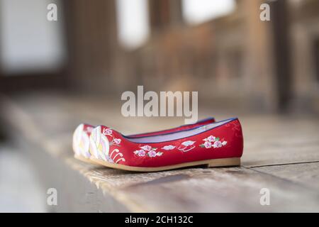 Image traditionnelle coréenne, chaussures de fleurs Banque D'Images