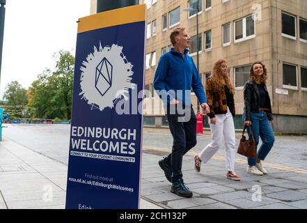 Édimbourg, Écosse, Royaume-Uni. 13 septembre 2020. Préparation du début du mandat à l'Université d'Édimbourg. FreshersÕ la semaine commence le lundi 14 septembre et des travaux sont en cours sur le campus pour permettre aux étudiants de profiter de leur vie dans la mesure du possible en gardant à l'esprit les restrictions de la distanciation sociale dues à la pandémie Covid-19. Photo : panneau accueillant de nouveaux étudiants à l'université. Iain Masterton/Alay Live News Banque D'Images