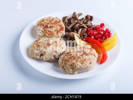 boulettes de viande avec champignons de riz, poivrons doux et graines de grenade isolées sur fond blanc. gros plan. Banque D'Images