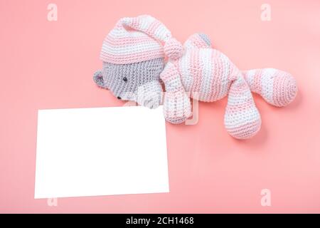 maquette de la lettre ou de la carte d'un enfant. Feuille de papier blanc vierge et jouet bourré sur fond rose Banque D'Images